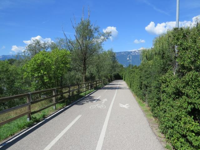 Fahrräder und Wanderer schön getrennt