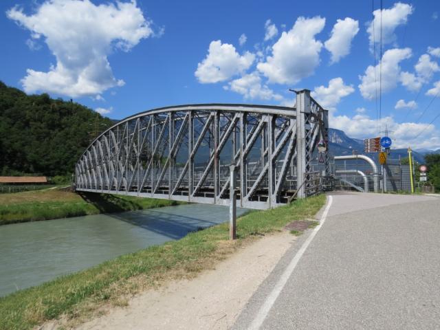 über eine ehemalige Eisenbahnbrücke überqueren wir die Etsch