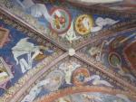 ...weist im romanischem Teil noch Fresken aus jener Zeit auf