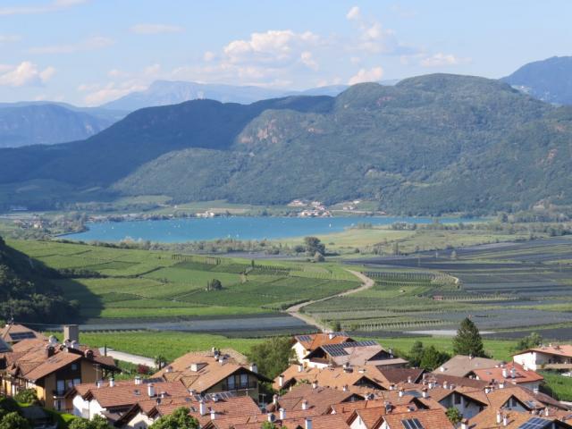 die Sicht reicht bis zum Kalterer See-Lago di Caldaro