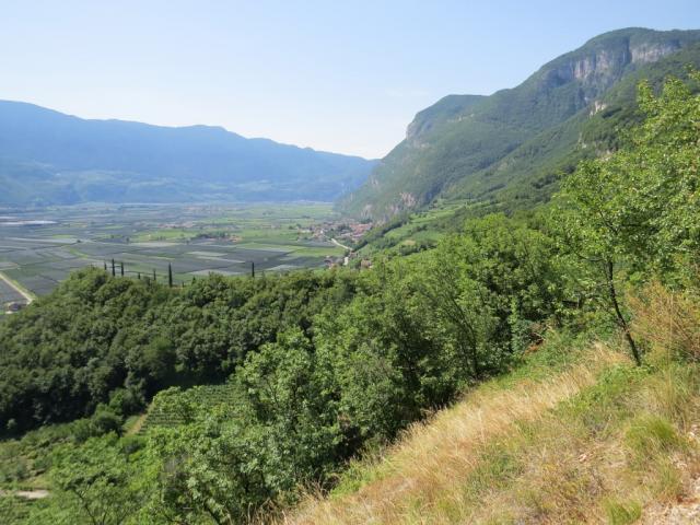 unten in der Talebene ist Magreid-Magrè an der Weinstrasse ersichtlich