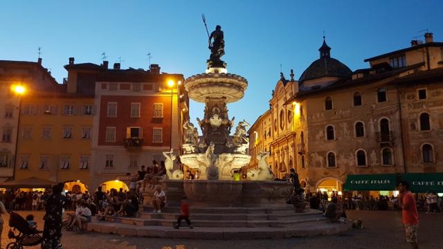 es ist schon sehr spät, als wir die Piazza del Duomo verlassen...