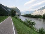 ...und wandern am Damm entlang, rechts von uns die Etsch-Adige, Richtung San Michele all' Adige