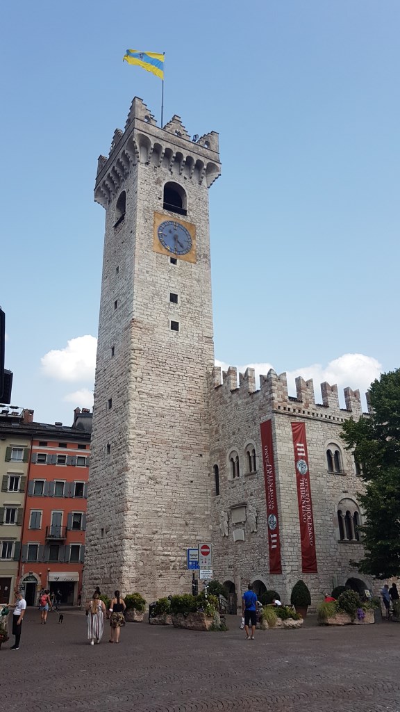 ...und zum Palazzo Pretorio. Auf diesem Platz fand am Vortag die grosse Siegesfeier statt