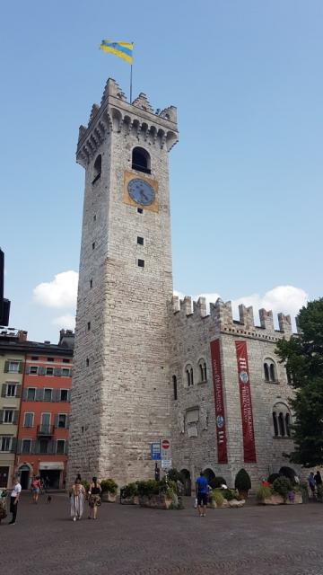 ...und zum Palazzo Pretorio. Auf diesem Platz fand am Vortag die grosse Siegesfeier statt