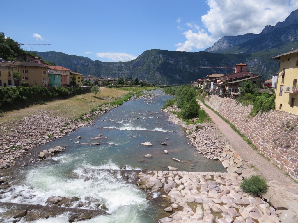 ...wird der Torrente Avisio überquert