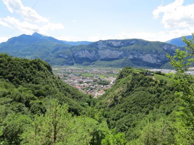 während dem Wandern, blicken wir immer in das breite Val Adige hinunter