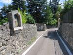 rechts am Kloster der unbeschuhter Karmeliter vorbei, geht es über kleine Nebenstrassen nach Trento hinunter