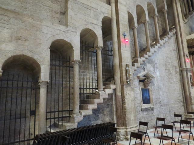 selbstverständlich besuchen wir die Kirche.  Sie wurde über dem antiken Grab des Stadtheiligen Vigilius gebaut