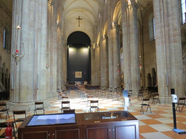 die Kathedrale ist ein Beispiel des lombardisch-romanischen Stils am Übergang zur Gotik