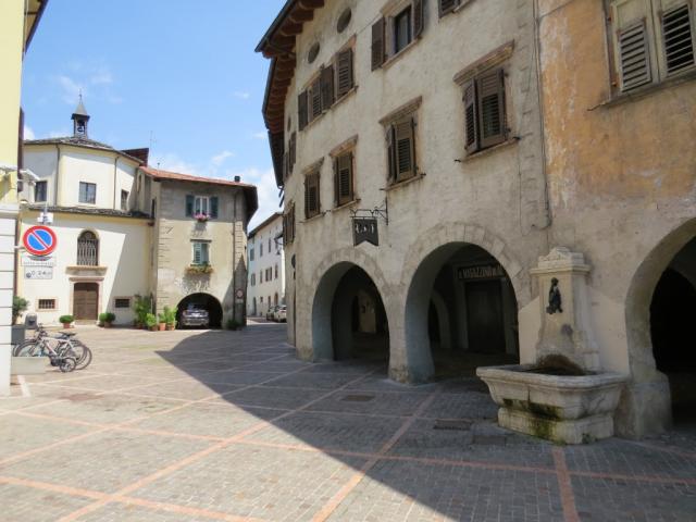 nach den letzten Häuser der Altstadt von Pergine Valsugana...