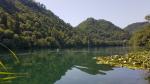 eingebettet zwischen grünen Hügeln ist der Lago di Levico ein beliebter Badesee