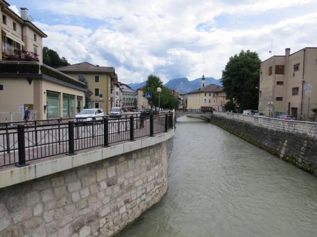 die Brenta fliesst direkt durch das kleine Dorf