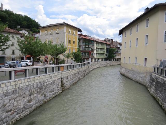 an den hohen Schutzmauern, sieht man das die Brenta nicht immer ein gemächlich dahinfliessender Fluss ist