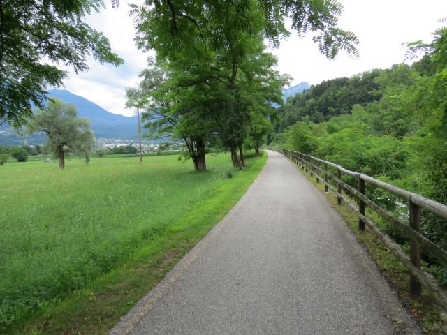 ...und wandern auf dem kombinierten Fahrrad- und Wanderweg weiter talauswärts