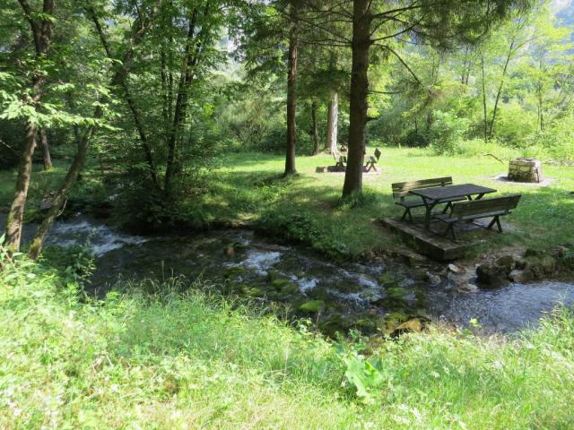 auch heute ist der Wanderweg und zeitgleich auch Radweg gut ausgebaut. Es gibt schön gelegene Picknick-Plätze