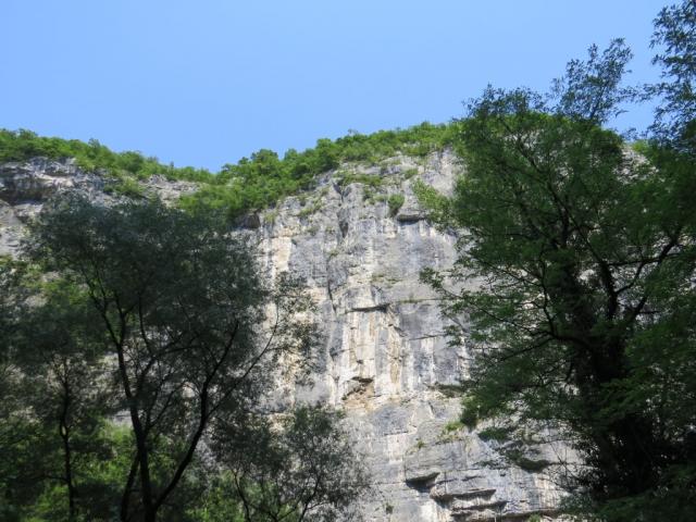 steile Felswände schiessen in die Höhe