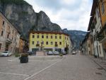 beim Dorfplatz von Cismon del Grappa. Steil ragen die Bergwände in die Höhe