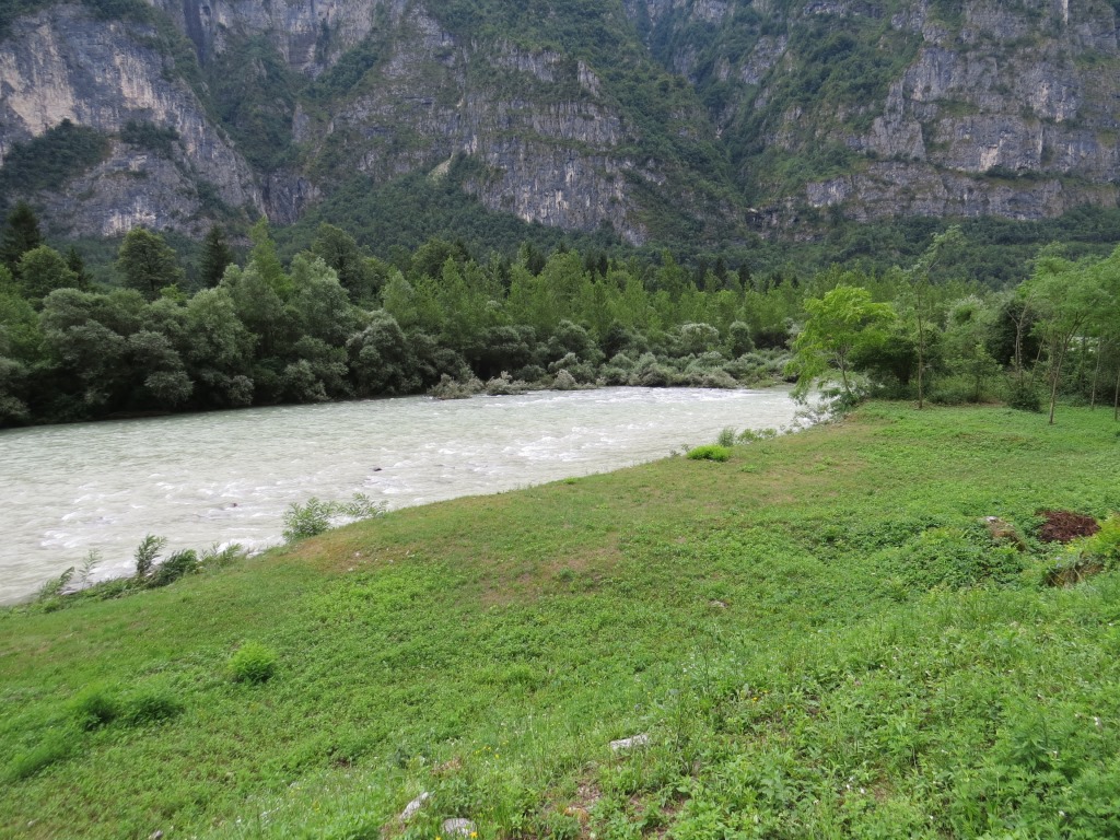 die Brenta links von uns, muss sich nun zwischen diesem engen Tal hindurchzwängen