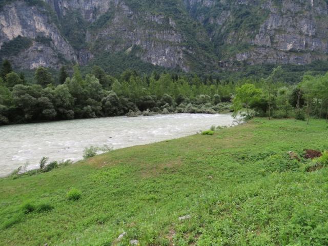 die Brenta links von uns, muss sich nun zwischen diesem engen Tal hindurchzwängen