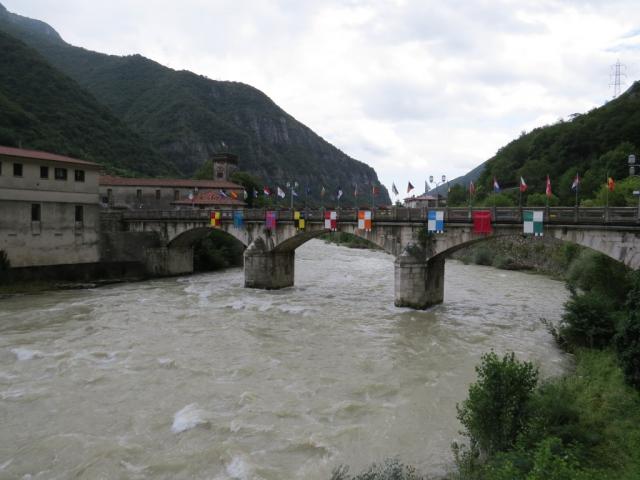 ...bis wir die Brücke erreichen, die über die Brenta und zum Dorf Carpanè führt