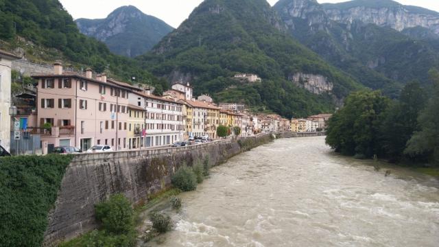 auf der Brücke blicken wir nach Valstagna zurück