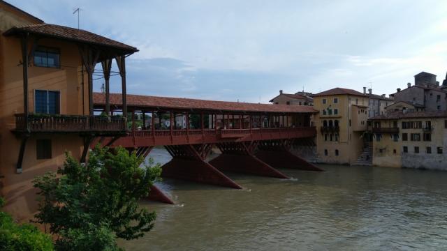beim Ponte Vecchio (Ponte degli Alpini). Eine Holzbrücke aus der Renaissance, 1569 erbaut