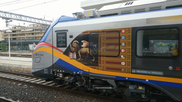 beim Bahnhof von Bassano del Grappa nehmen wir den Zug, der uns nach Carpanè Valstagna fährt