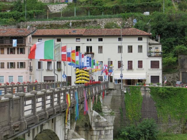 beim Bahnhof von Carpanè, überqueren wir die Brenta, und erreichen auf der anderen Flussseite Valstagna