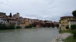 wir haben Bassano del Grappa mit der roten 1569 erbauten Holzbrücke, Ponte Vecchio (Ponte degli Alpini)