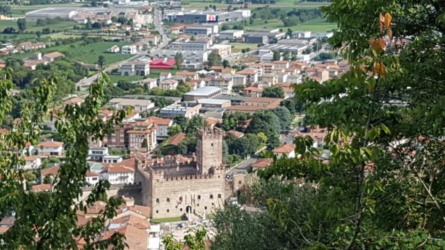 wir blicken hinunter nach Marostica und dem Castello Inferiore