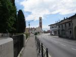 ...und erreichen kurz danach über die Via Roma, das Dorf Loria mit der Kirche S.Bartolomeo
