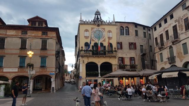 ...bei der Loggia dei Podesà 15.Jhr. mit Sonnenuhr, geniessen wir den letzten Abend in Bassano del Grappa