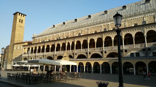bei der Piazza della Frutta mit dem Palazzo della Ragione und Torre degli Anziani