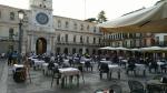 auf der wunderschönen Piazza dei Signori mit der Torre del' Orologio ist schon gedeckt worden