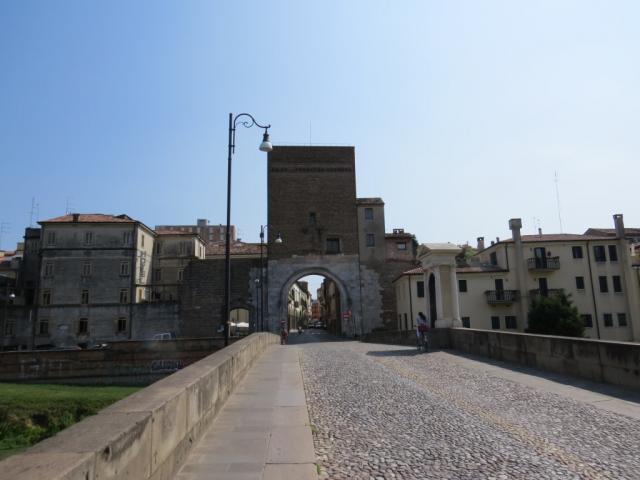wir haben die Altstadt von Padova mit einem seiner alten Stadttore erreicht