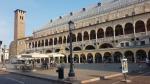 die Piazza della Frutta mit dem Palazzo della Ragione