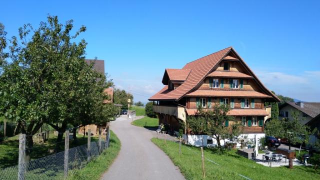 der Wanderweg führt uns an verschiedenen Bauernhäuser vorbei