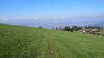 plötzlich taucht vor uns Zug mit dem Zugersee auf