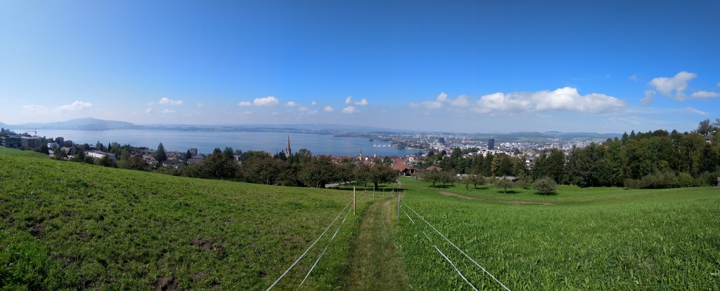 schönes Panoramabild mit Blick auf Zug mit Zugersee