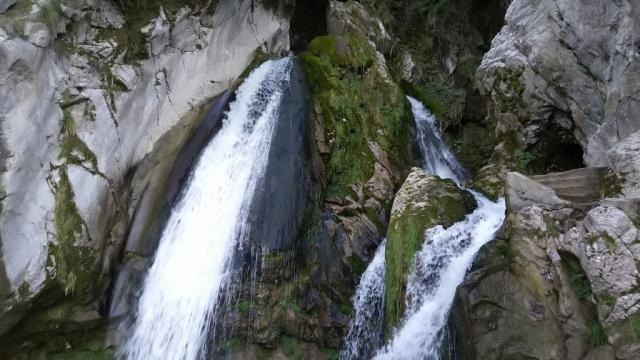 wir wandern hier zwischen kleinen Wasserfällen und unter Felsbändern hindurch