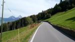 auf der Strasse setzen wir unsere Wanderung Richtung Seelisberg fort