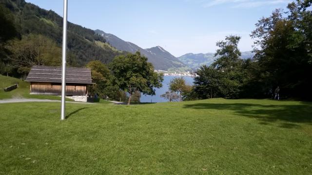 noch ein paar Schritte und wir stehen auf der Rütliwiese, die Wiege der Eidgenossenschaft