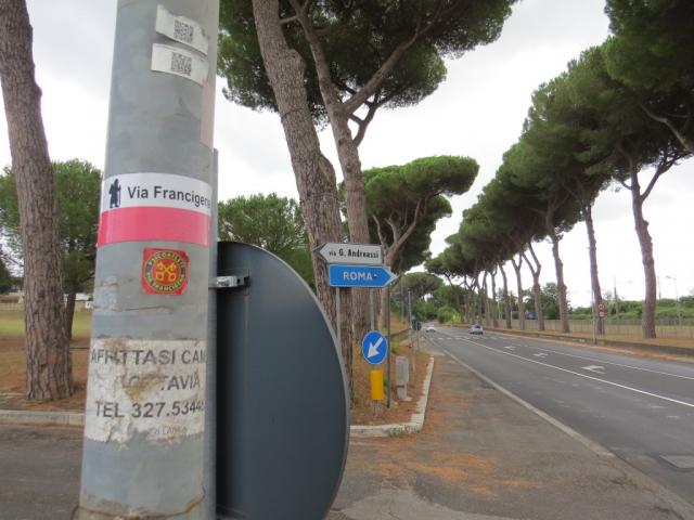 ...und laufen auf der Hauptstrasse Richtung Rom. Dieser Wegweiser wird uns das letzte mal den Weg weisen