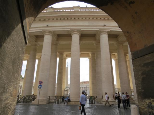 wir durchqueren die Torbogen der Piazza San Pietro, wir sind im Vatikan!