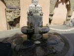 links von uns der schönste Brunnen auf der Via Francigena. Lauter Petri-Schlüssel spenden Wasser