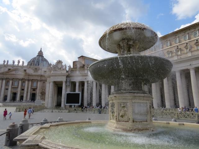 an beiden Seiten des Petersplatz-Ovals befindet sich ein je 14 Meter hoher Brunnen