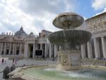 an beiden Seiten des Petersplatz-Ovals befindet sich ein je 14 Meter hoher Brunnen