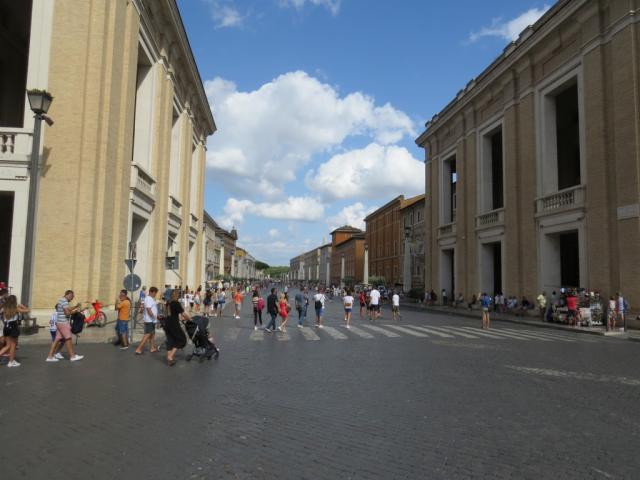 ...und verlassen über die Via della Conciliazione den Vatikan, und laufen zum Castel Sant’Angelo...
