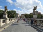 über die Aeliusbrücke die Kaiser Hadrian 134 n. Chr. erbauen lies...